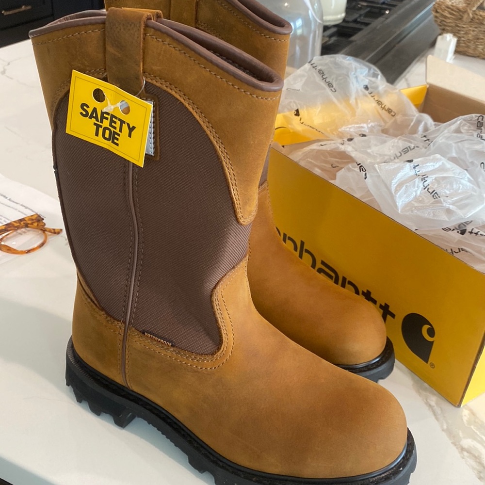 Carhartt 8.5 waterproof boots womenswear’s! Never been worn. Comes with box!